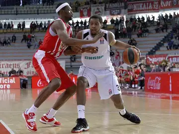 Trey Thompkins bota el balón ante un oponente Trey Thompkins bota el balón ante un oponente