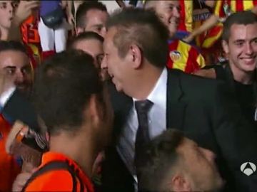 Peter Lim, con los aficionados del Valencia Peter Lim, con los aficionados del Valencia