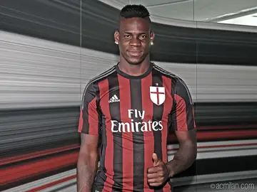 Mario Balotelli con la camiseta del Milan Mario Balotelli con la camiseta del Milan