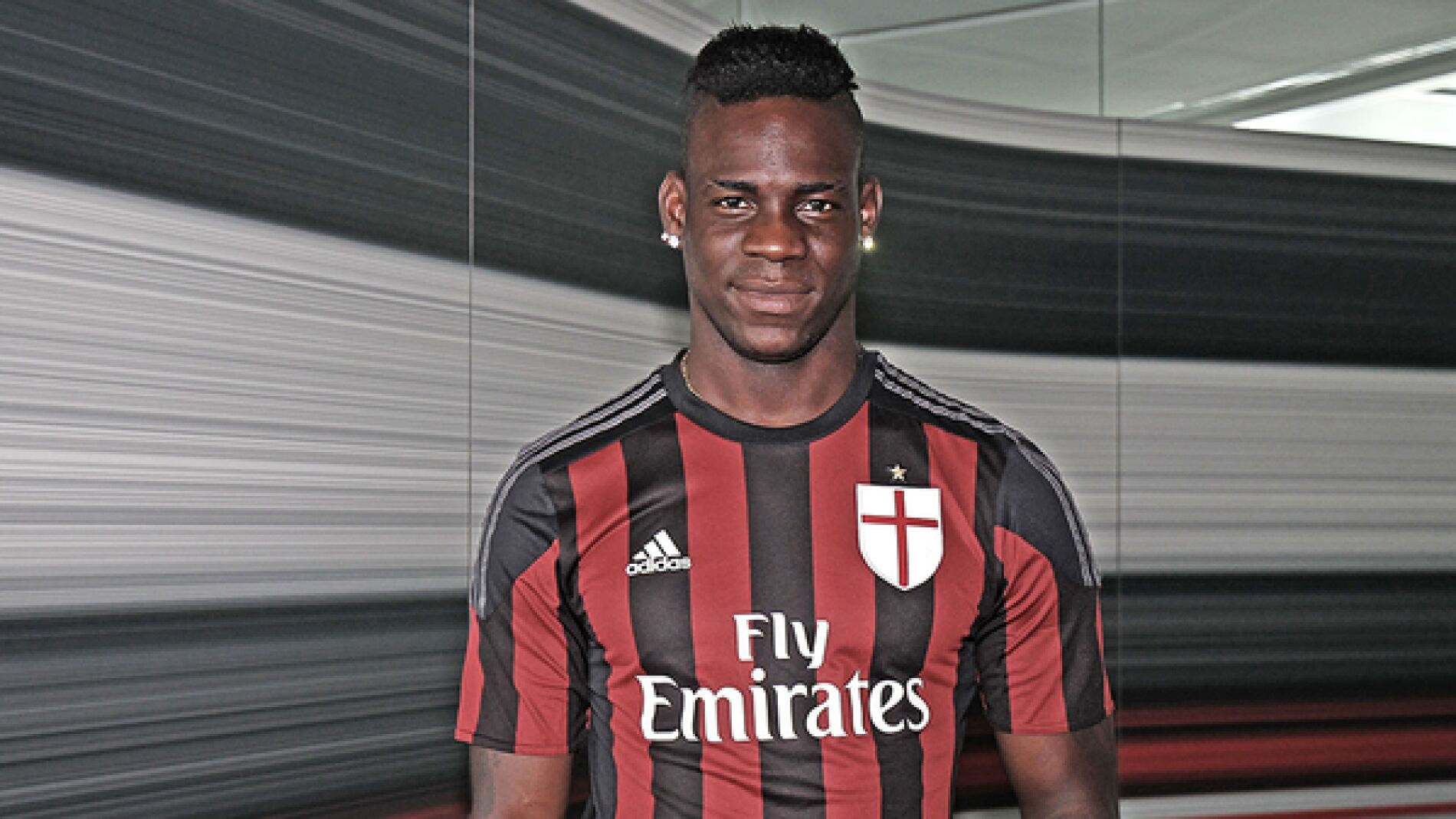 Mario Balotelli con la camiseta del Milan