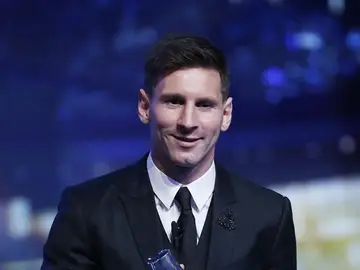 Messi recoge el galardón de mejor jugador de Europa Messi recoge el galardón de mejor jugador de Europa