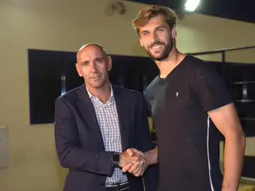 Fernando Llorente posa con Monchi Fernando Llorente posa con Monchi