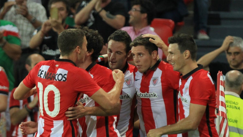 Los jugadores del Athletic celebran el gol de Elustondo
