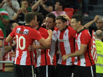 Los jugadores del Athletic celebran el gol de Elustondo