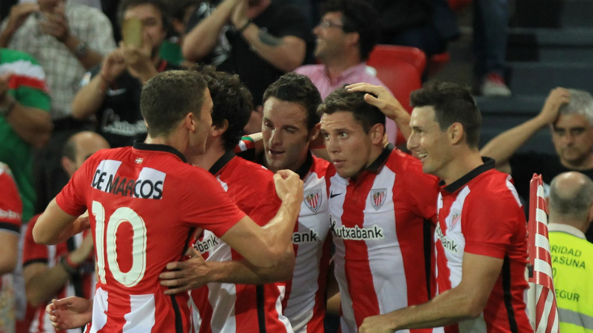Los jugadores del Athletic celebran el gol de Elustondo Los jugadores del Athletic celebran el gol de Elustondo