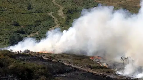 Uno de los focos del incendio declarado este jueves en Valderredible. Uno de los focos del incendio declarado este jueves en Valderredible.