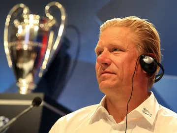 Schmeichel, junto a la Champions Schmeichel, junto a la Champions