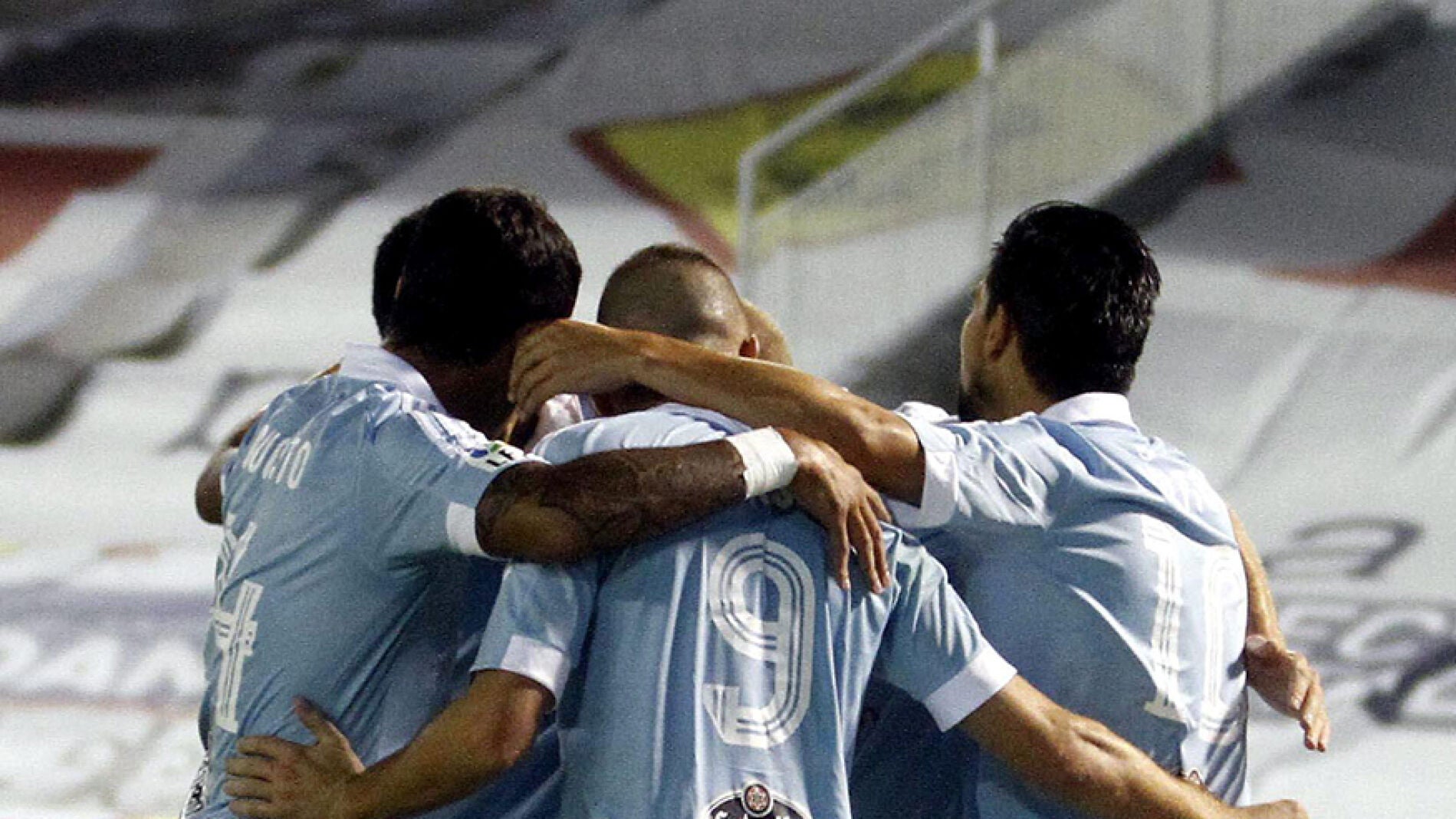 Los jugadores del Celta celebran el gol de Nolito