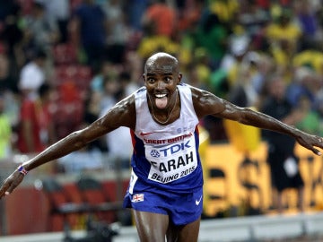 Mo Farah celebra su victoria en los 5.000 metros