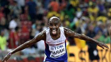 Mo Farah celebra su victoria en los 5.000 metros