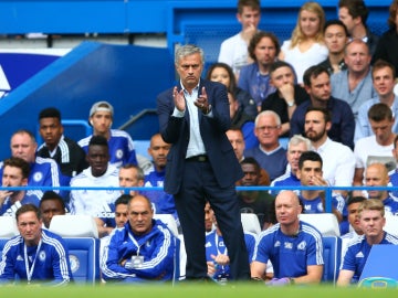 Mourinho aplaude en la banda