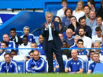 Mourinho aplaude en la banda Mourinho aplaude en la banda