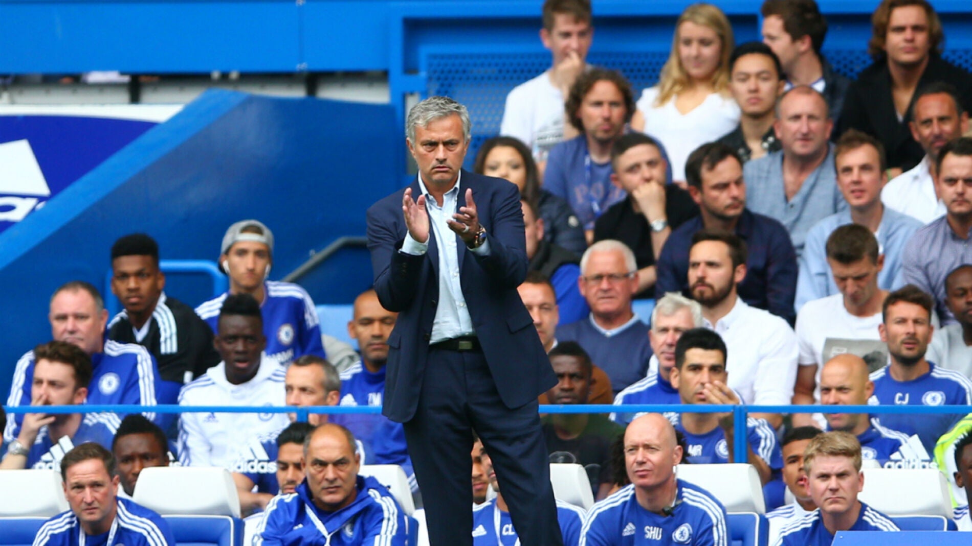 Mourinho aplaude en la banda
