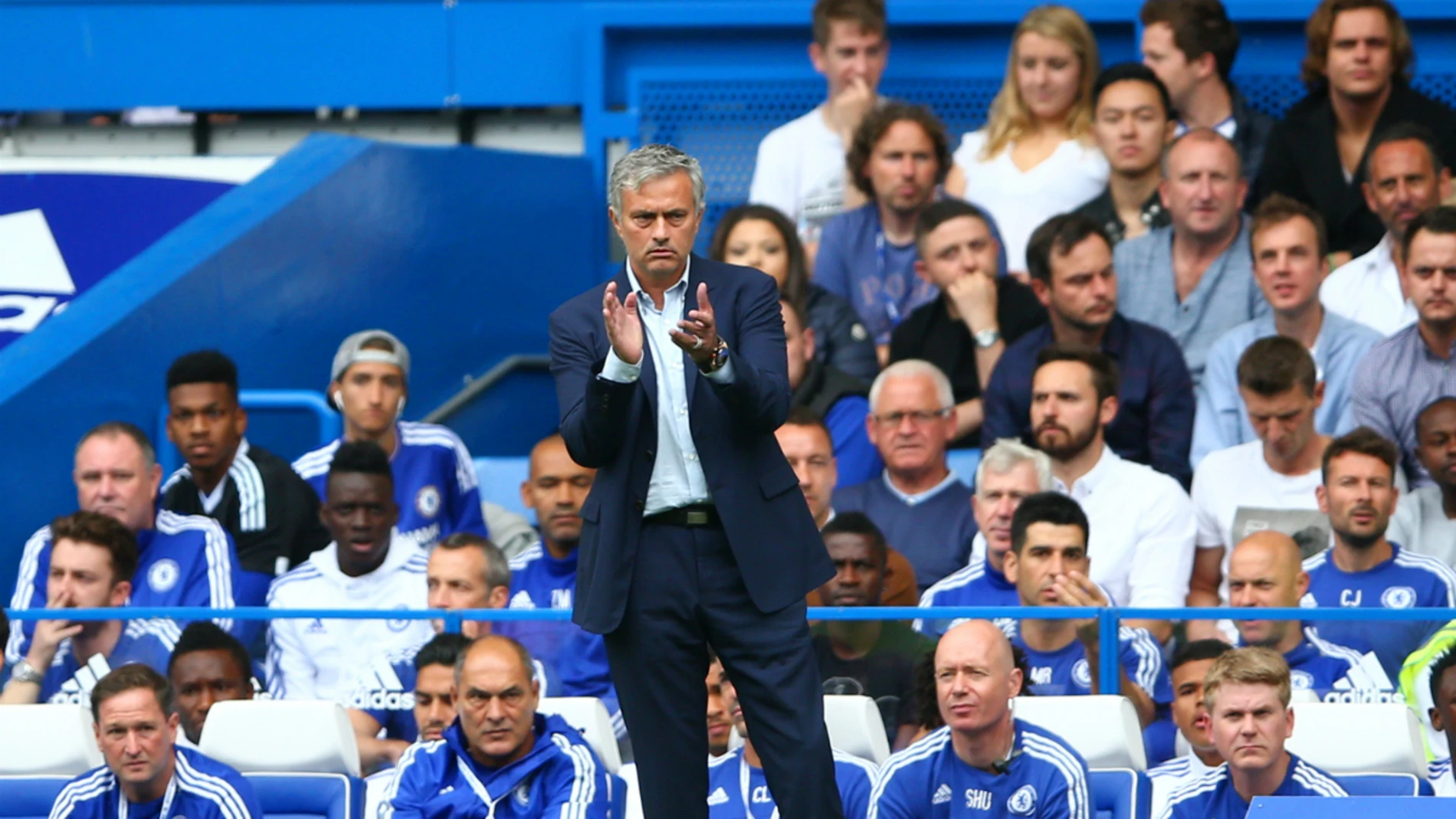 Mourinho aplaude en la banda Mourinho aplaude en la banda