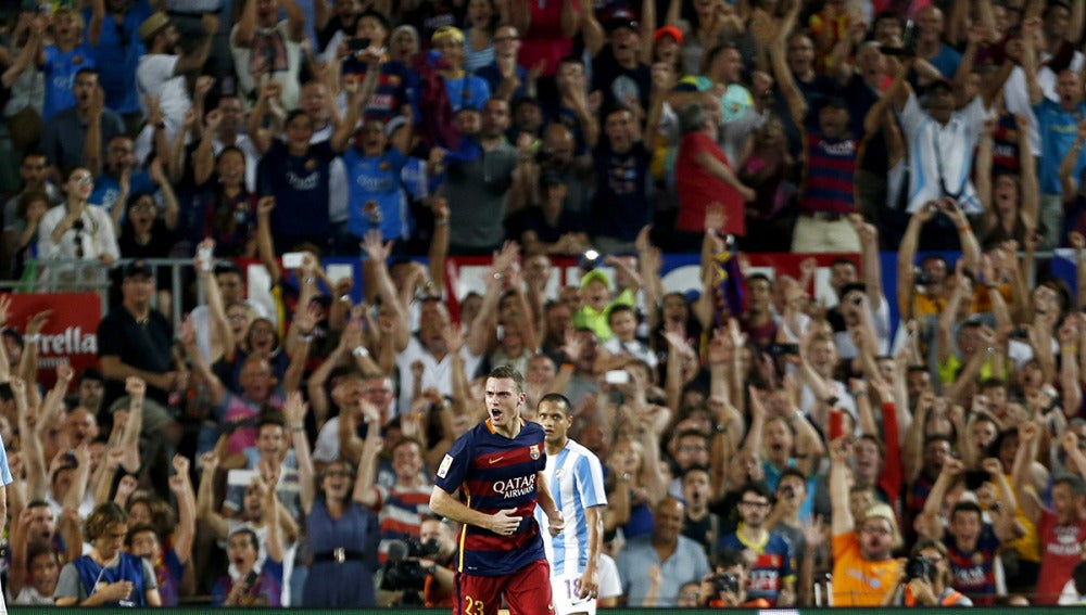 Vermaelen celebra su gol ante el delirio del Camp Nou