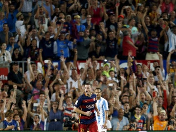 Vermaelen celebra su gol ante el delirio del Camp Nou