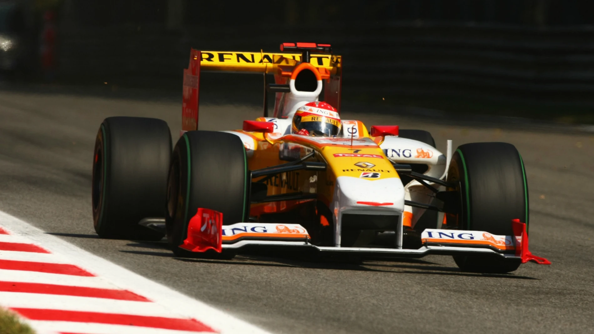 Alonso, a bordo del Renault en 2009