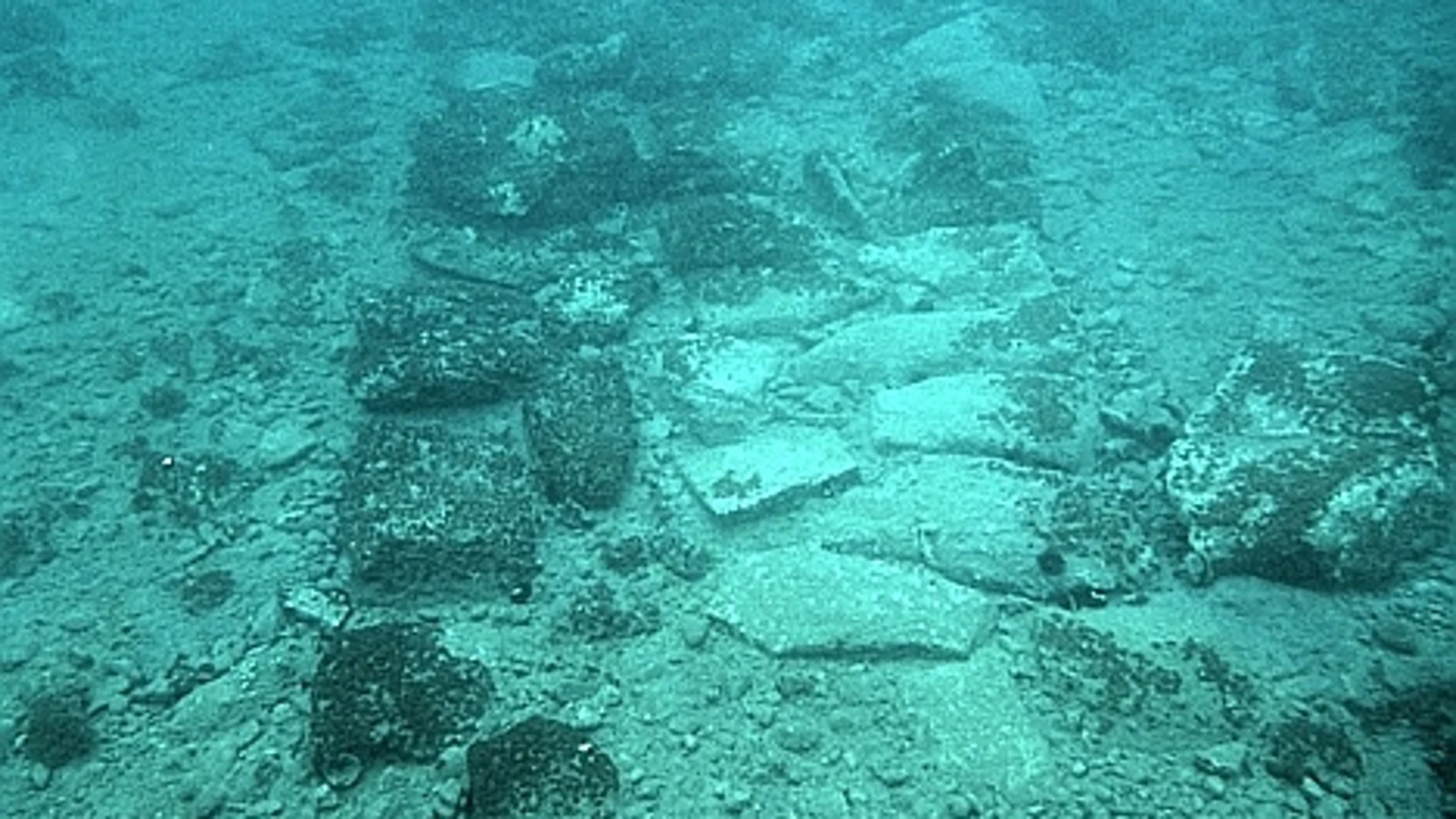 Parte de la fortificación descubierta bajo el mar Egeo Parte de la fortificación descubierta bajo el mar Egeo