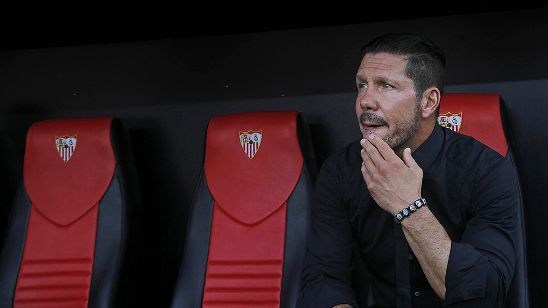 Simeone, antes del comienzo del partido contra el Sevilla Simeone, antes del comienzo del partido contra el Sevilla
