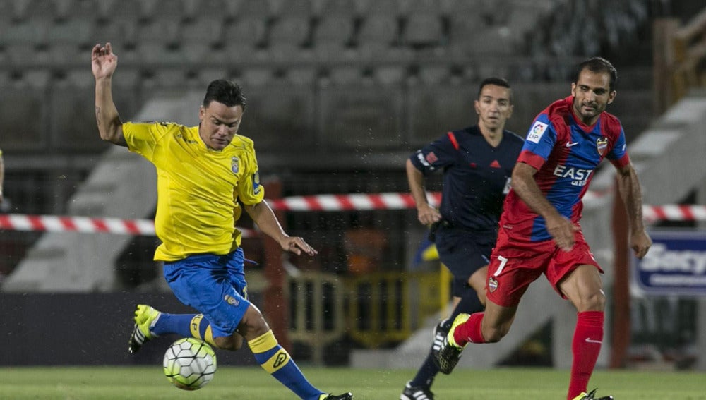 Roque Mesa se zafa de José Verza