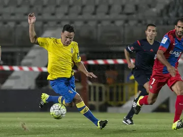 Roque Mesa se zafa de José Verza Roque Mesa se zafa de José Verza