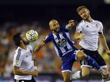 Negredo, Sanabria y Mustafi pelean por el balón Negredo, Sanabria y Mustafi pelean por el balón