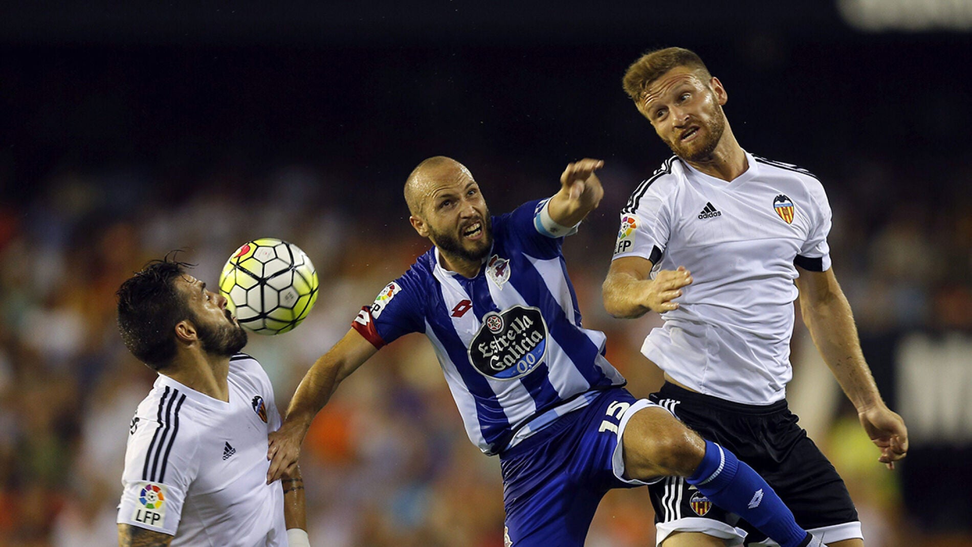 Negredo, Sanabria y Mustafi pelean por el bal&oacute;n