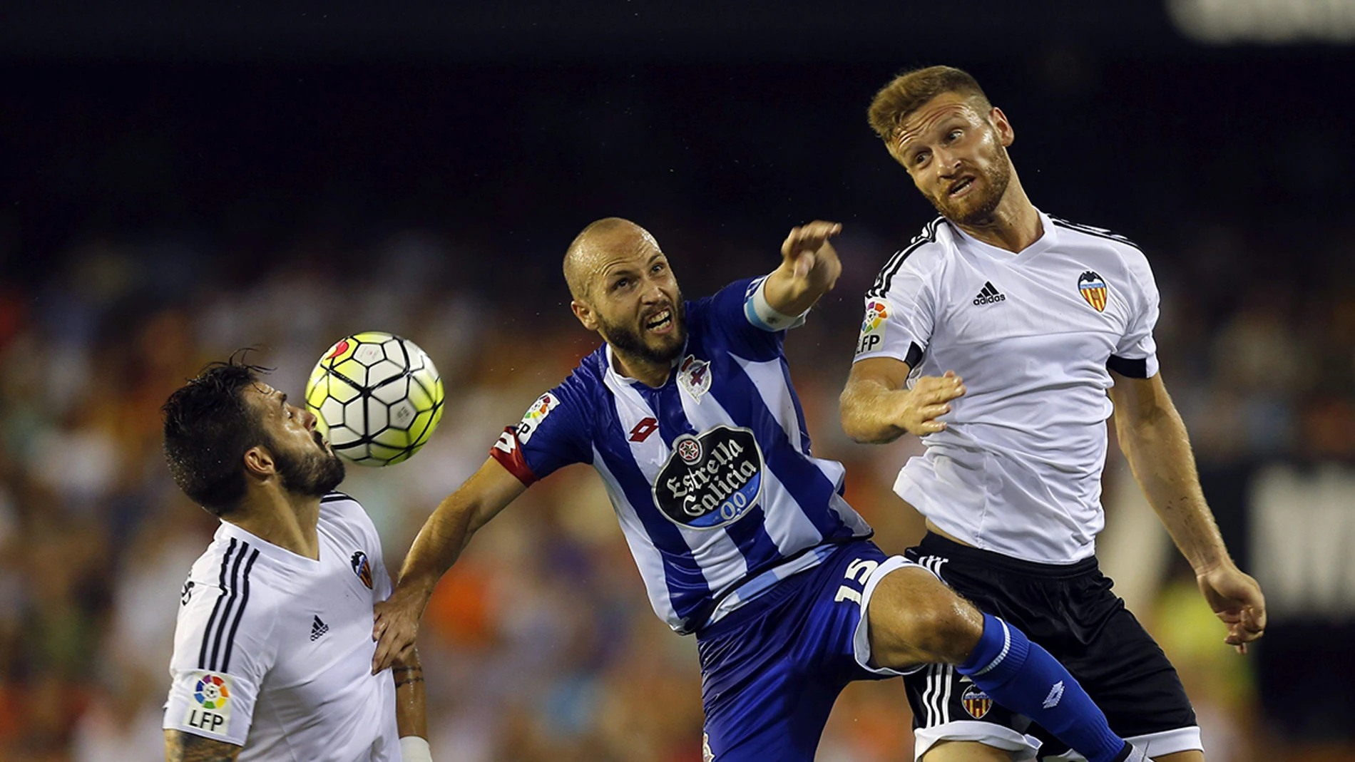 Negredo, Sanabria y Mustafi pelean por el balón Negredo, Sanabria y Mustafi pelean por el balón