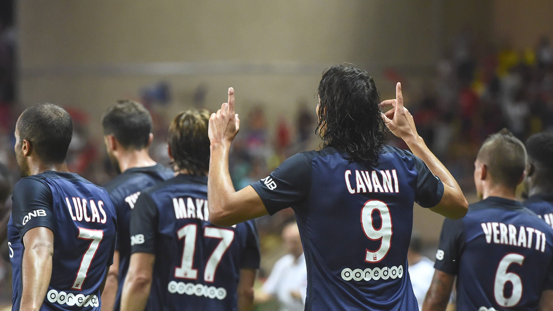 Cavani celebra uno de sus goles contra el M&oacute;naco