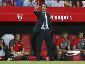 Unai Emery da instrucciones en la banda durante el partido contra el Atlético de Madrid