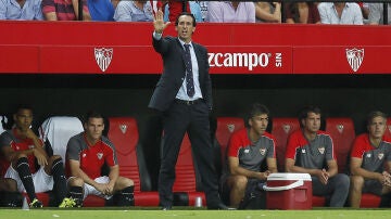 Unai Emery da instrucciones en la banda durante el partido contra el Atlético de Madrid