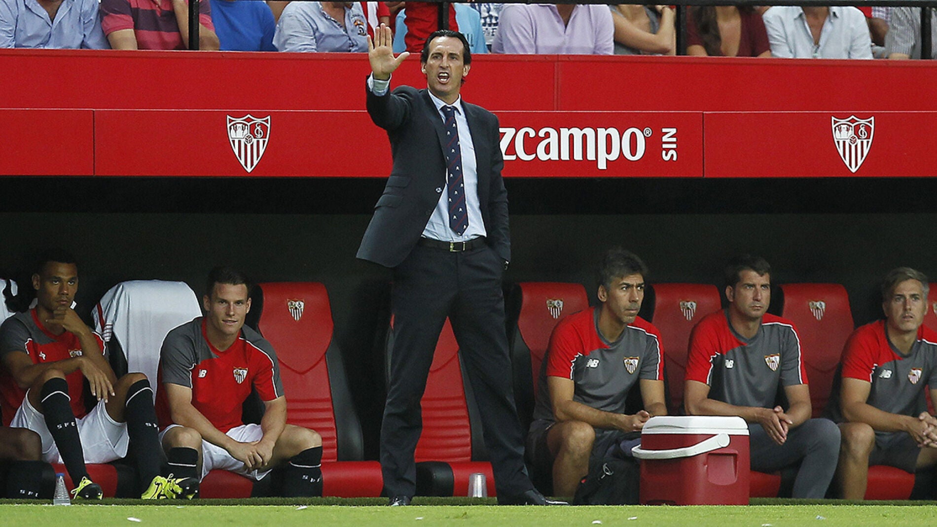 Unai Emery da instrucciones en la banda durante el partido contra el Atl&eacute;tico de Madrid