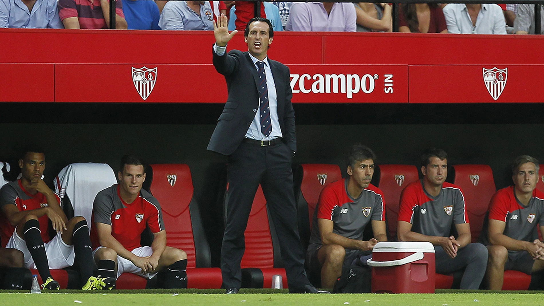 Unai Emery da instrucciones en la banda durante el partido contra el Atlético de Madrid Unai Emery da instrucciones en la banda durante el partido contra el Atlético de Madrid