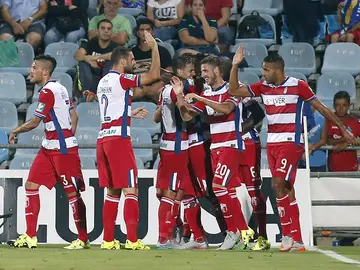 Los jugadores del Granada celebran el gol de El Arabi Los jugadores del Granada celebran el gol de El Arabi