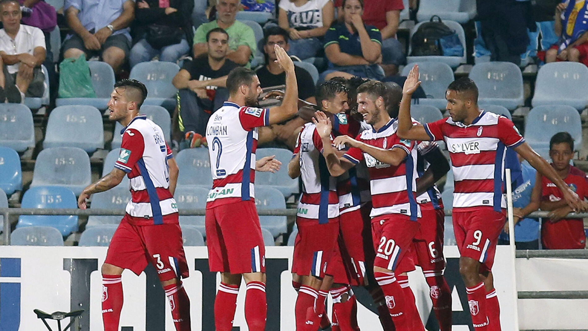 Los jugadores del Granada celebran el gol de El Arabi
