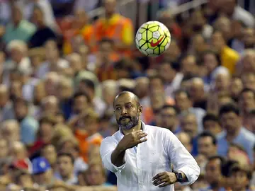 Nuno devuelve el balón al campo durante el partido contra el Depotivo Nuno devuelve el balón al campo durante el partido contra el Depotivo