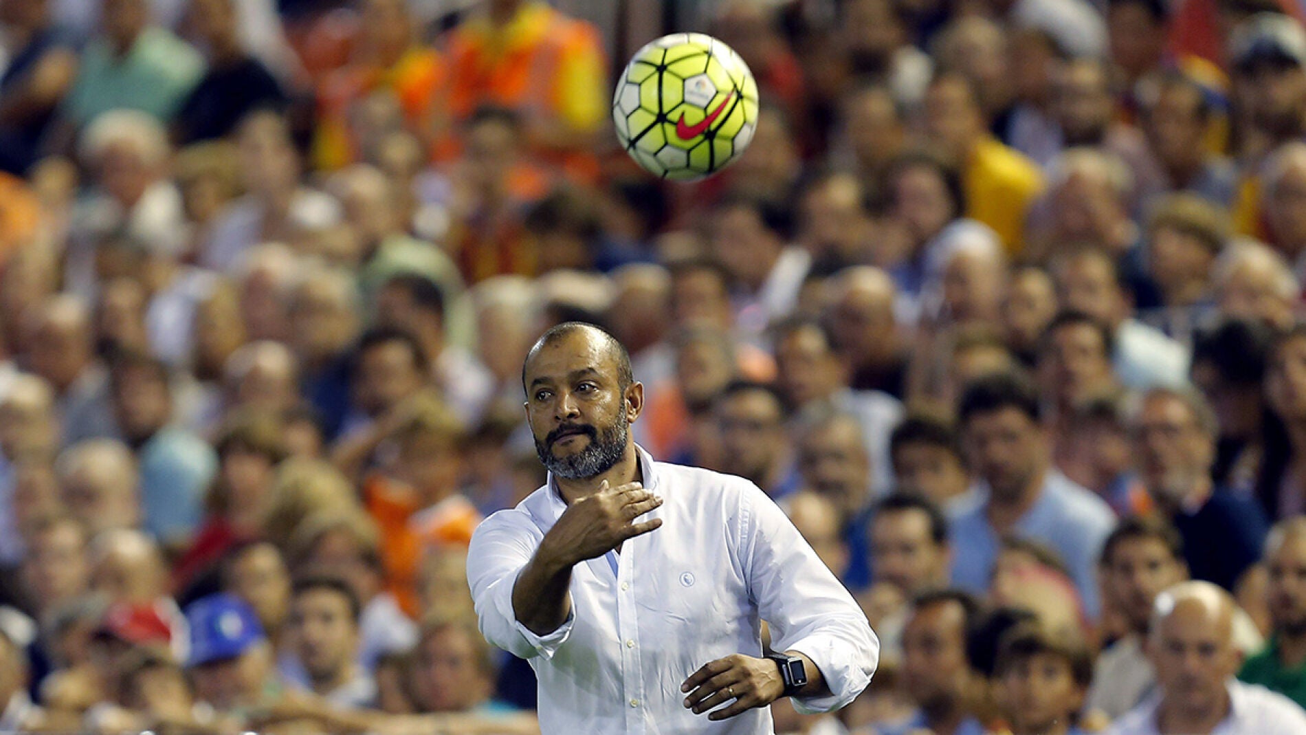 Nuno devuelve el bal&oacute;n al campo durante el partido contra el Depotivo