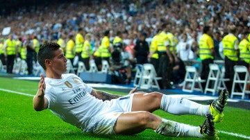 James celebra su gol de chilena