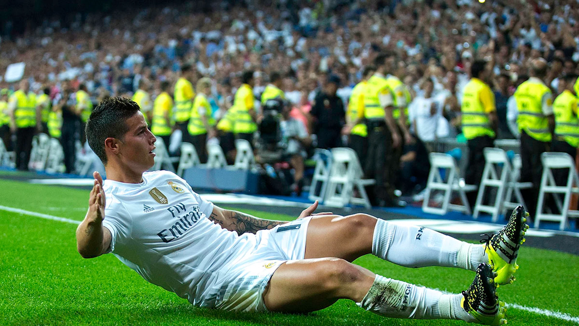 James celebra su gol de chilena James celebra su gol de chilena