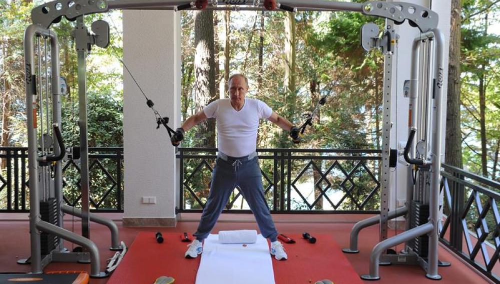 Putin haciendo pesas en su residencia.