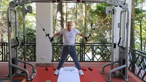 Putin haciendo pesas en su residencia. Putin haciendo pesas en su residencia.