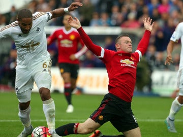 Rooney cae al suelo contra el Swansea