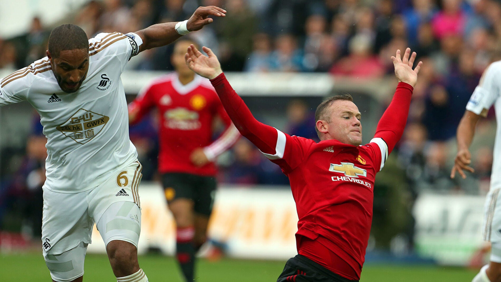 Rooney cae al suelo contra el Swansea
