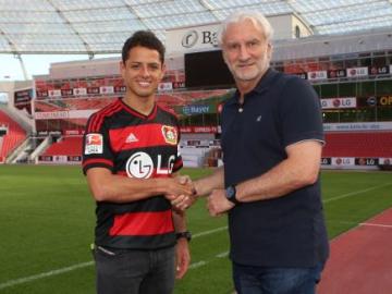 Chicharito posa con su nueva camiseta del Leverkusen