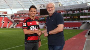 Chicharito posa con su nueva camiseta del Leverkusen