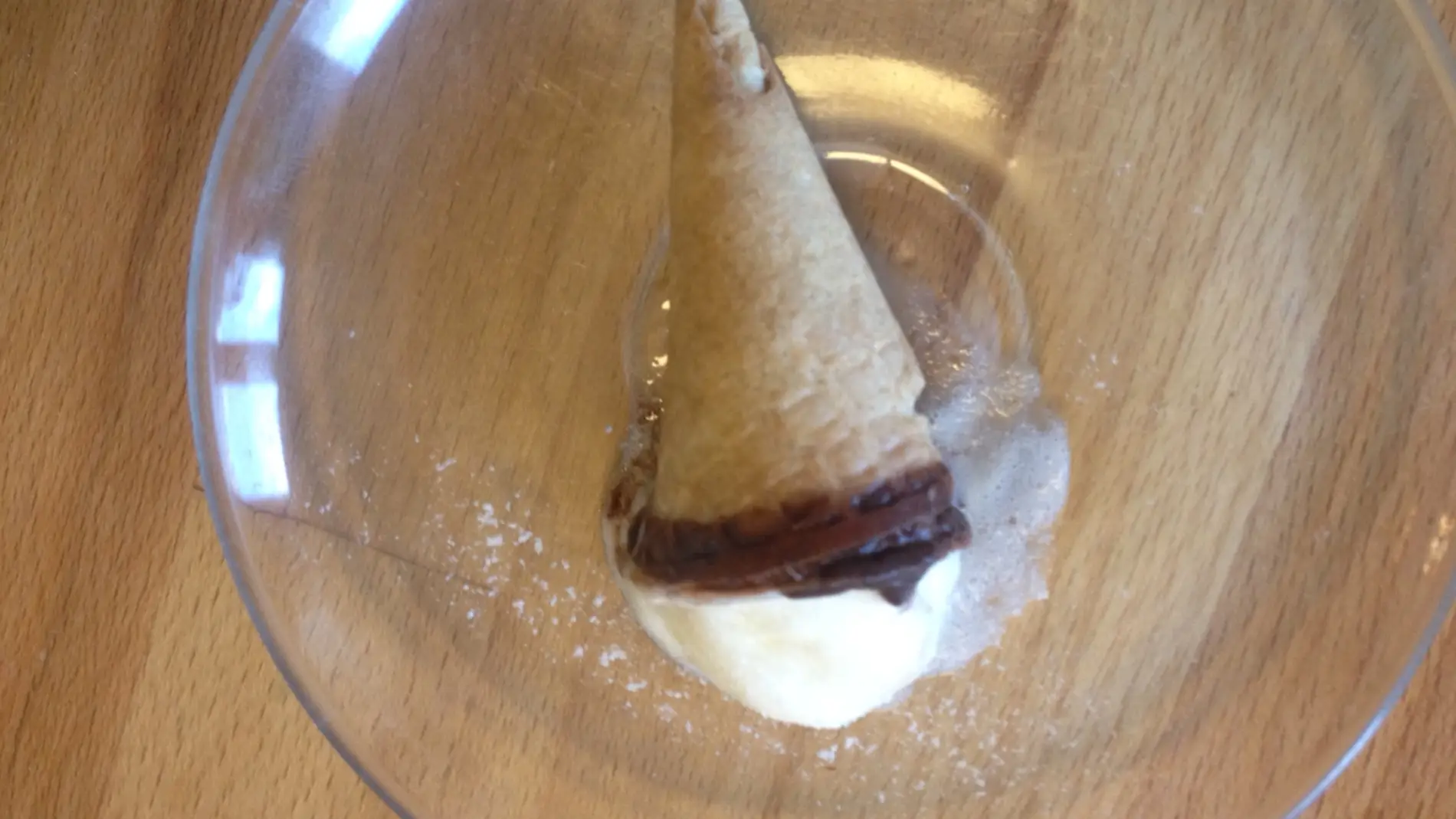 El cono, ocho horas después y al calorcito, sigue como una rosa.