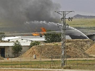 Bomberos de Zaragoza tratan de apagar el fuego