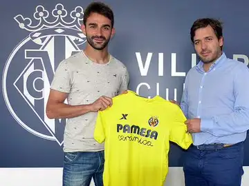 Adrián López posa con la camiseta del Villarreal Adrián López posa con la camiseta del Villarreal