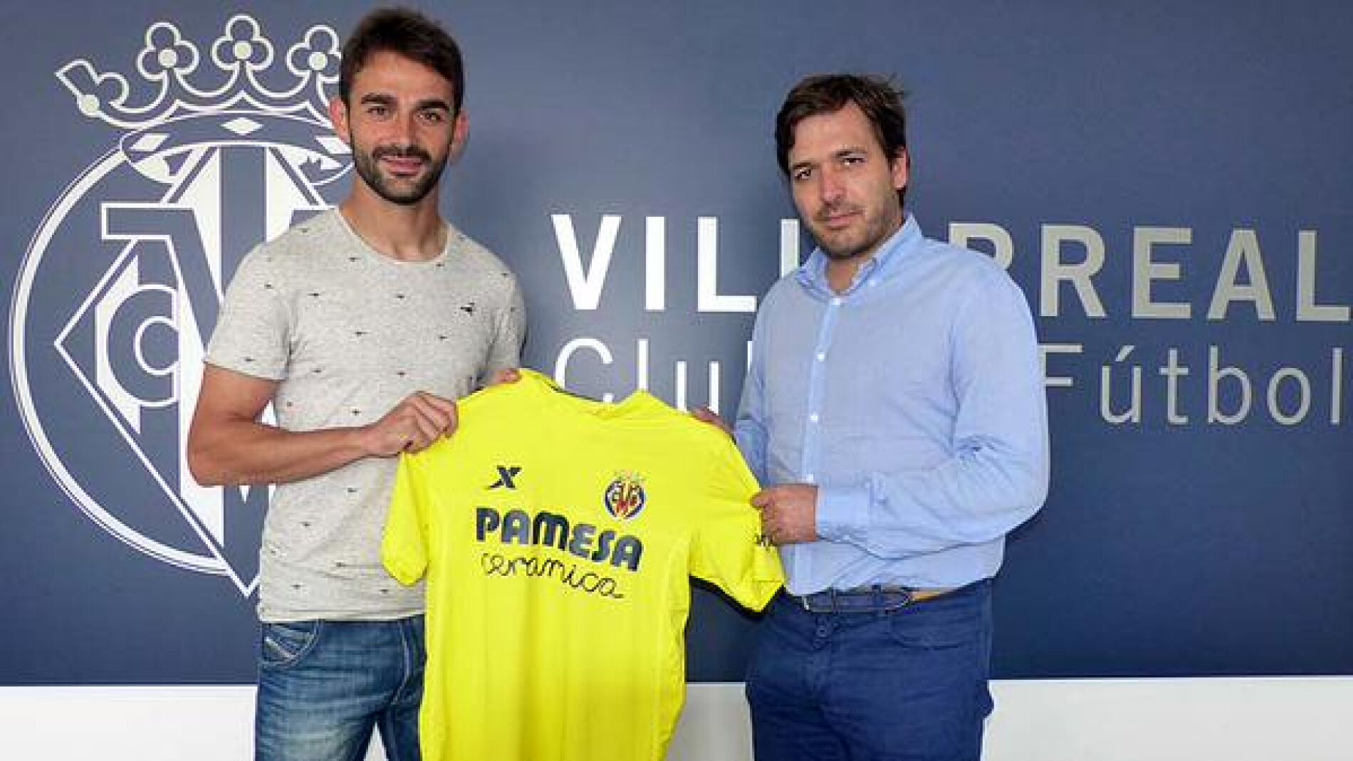 Adri&aacute;n L&oacute;pez posa con la camiseta del Villarreal