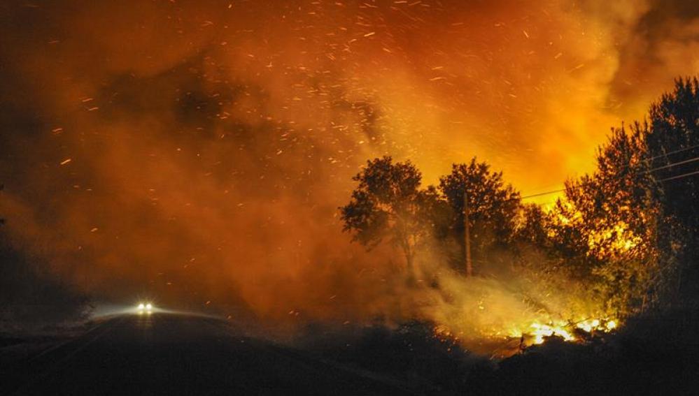 Vista general del incendio forestal, registrado en Cualedro